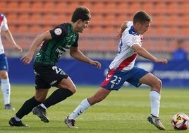 Markel Etxeberria persigue a Camacho en el último partido del Sestao River ante el Rayo Majadahonda.