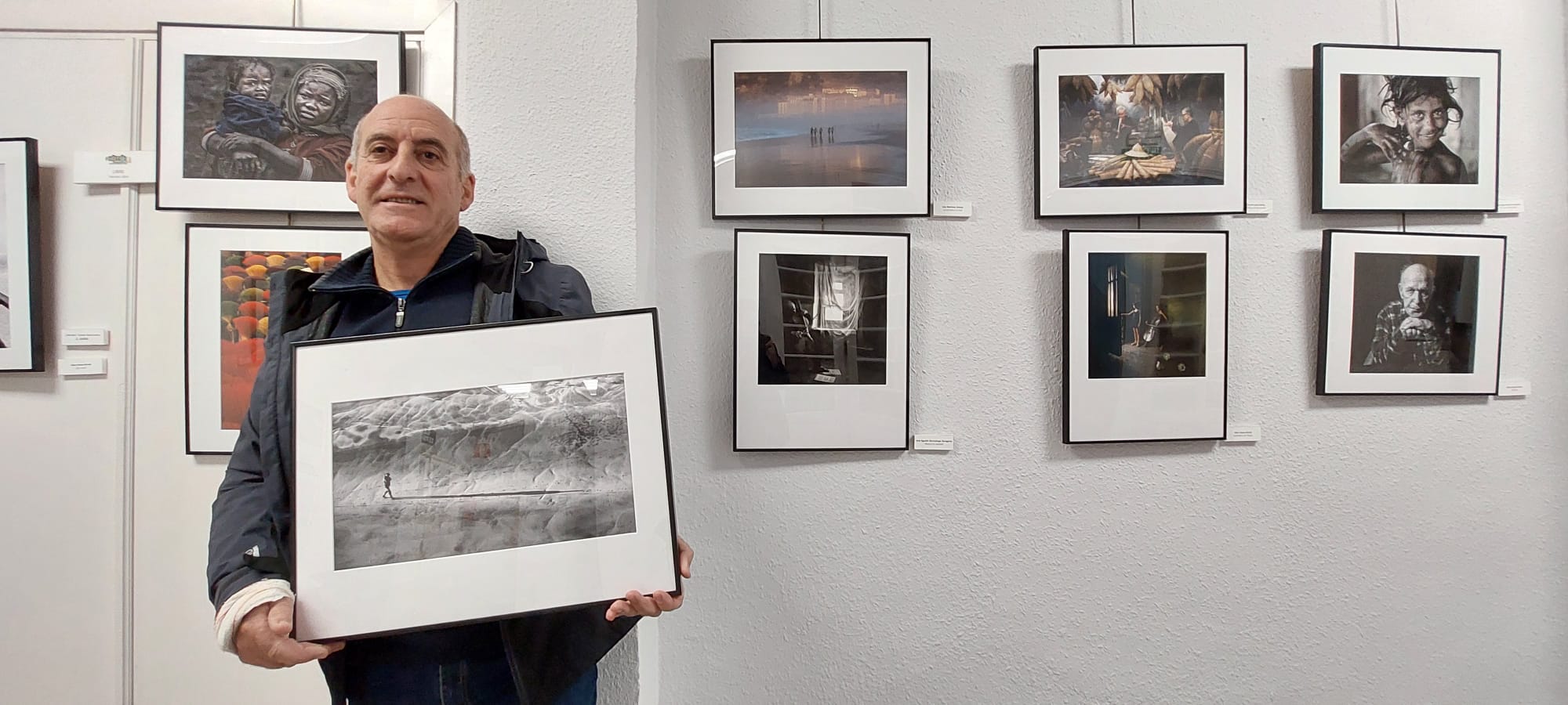 Joseba Moreno, ganador del premio de fotografía Photoka, con su imagen ganadora 'Lagatik'