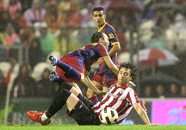 Amorebieta, en el momento de hacer la entrada a Andrés Iniesta en 2010.