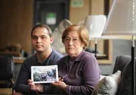 Sergio Lázaro y su madre Ana Herrero posan con una fotografía del desaparecido Borja.