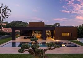 El impresionante chalet de una familia en La Bilbaína con piscina calefactada y jacuzzi.