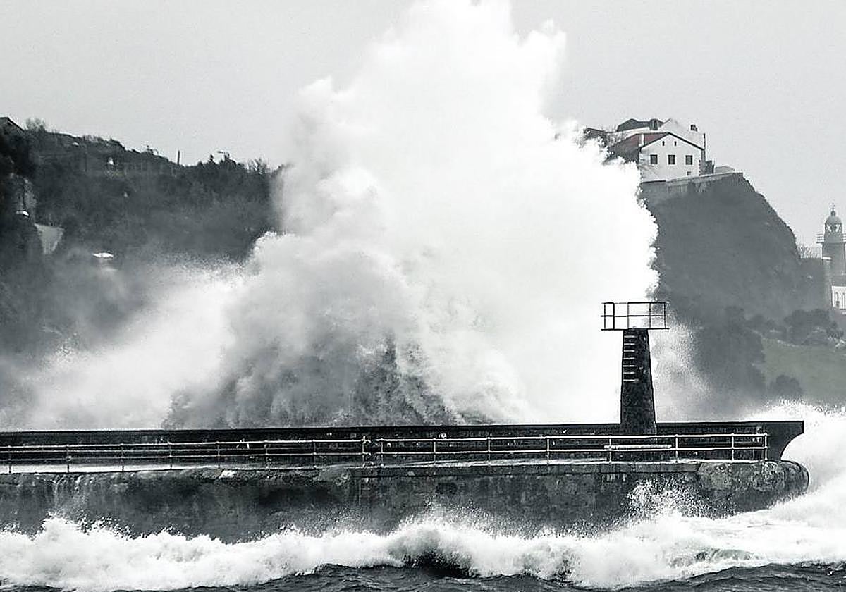 Olas en el puerto de Lekeitio durante un temporal.