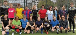 Las jugadoras junto a los entrenadores del Basauriko Kimuak en uno de los primeros entrenamientos.