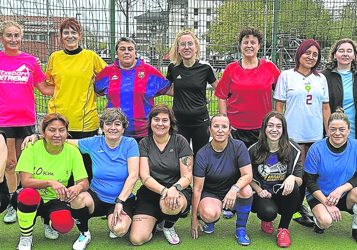 Las jugadoras junto a los entrenadores del Basauriko Kimuak en uno de los primeros entrenamientos.