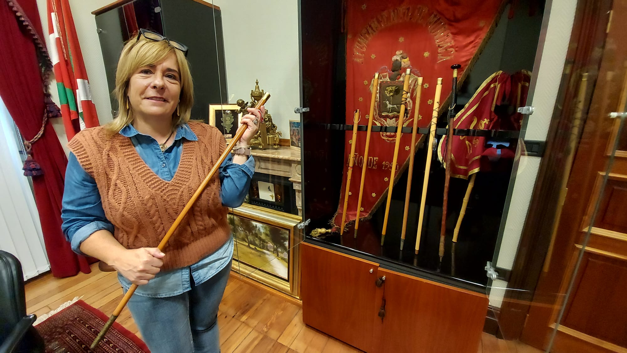 La alcaldesa de Mundaka, Sorne Rubio, muestra una de las makilas que se guardan en un mueble vitrina de su despacho.