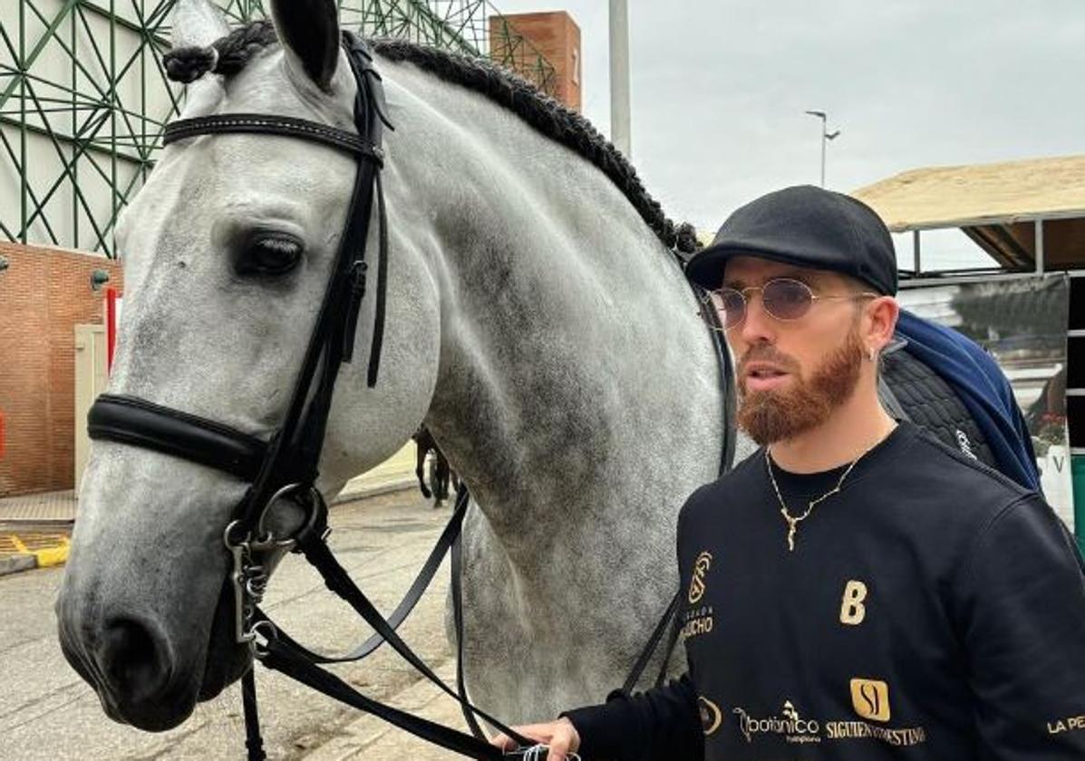 Iker Muniain, con uno de sus caballos.