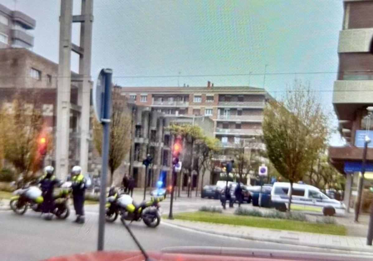 Imagen del operativo conjunto de Policía Local, Policía Nacional e Inspección de Trabajo en Vitoria.