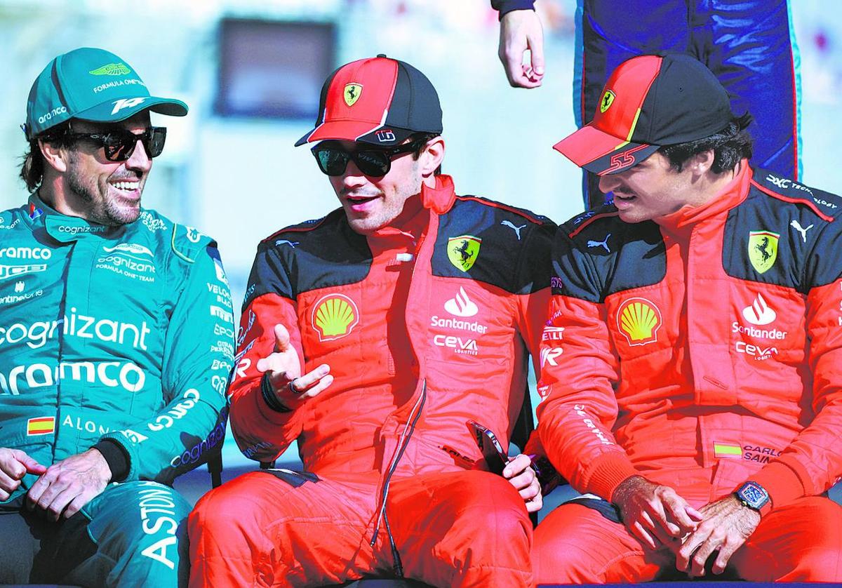 Fernando Alonso conversa amistosamente con los pilotos de Ferrari, Charles Leclerc y Carlos Sainz, en la presentación del Gran Premio de Abu Dabi.