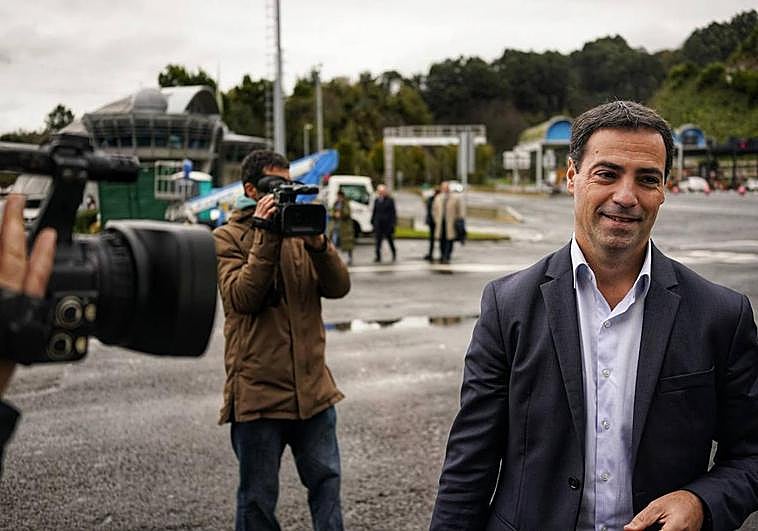 Imanol Pradales, este martes en una comparecencia junto al peaje de los túneles de Artxanda.