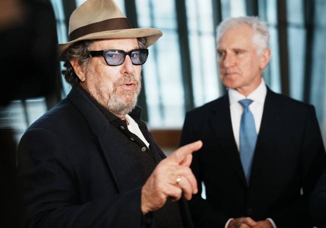 Julian Schnabel junto a Juan Ignacio Vidarte, director del Guggenheim.