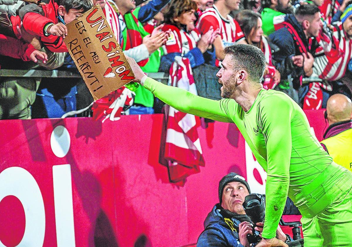 Unai Simón da su camiseta a un aficionado rojiblanco al finalizar el encuentro de Montilivi