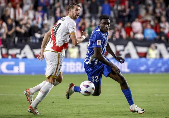 Lejeune, vendido en verano al Rayo, persigue al albiazul Samu.