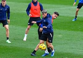 Antonio Blanco, protagonista con el balón durante un lance del entrenamiento de este miércoles