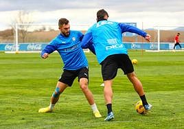 Luis Rioja intenta robar el balón a Javi López en el entrenamiento del miércoles.