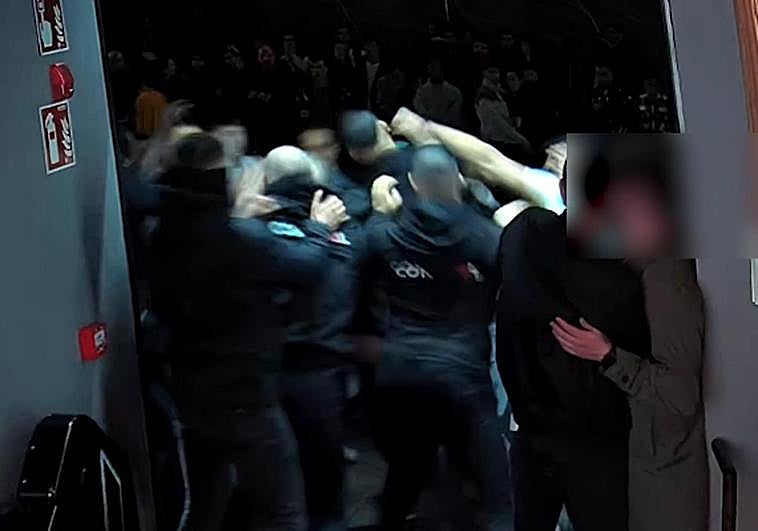 VÍDEO: Así empezó la pelea en el exterior de la discoteca Moma de Bilbao