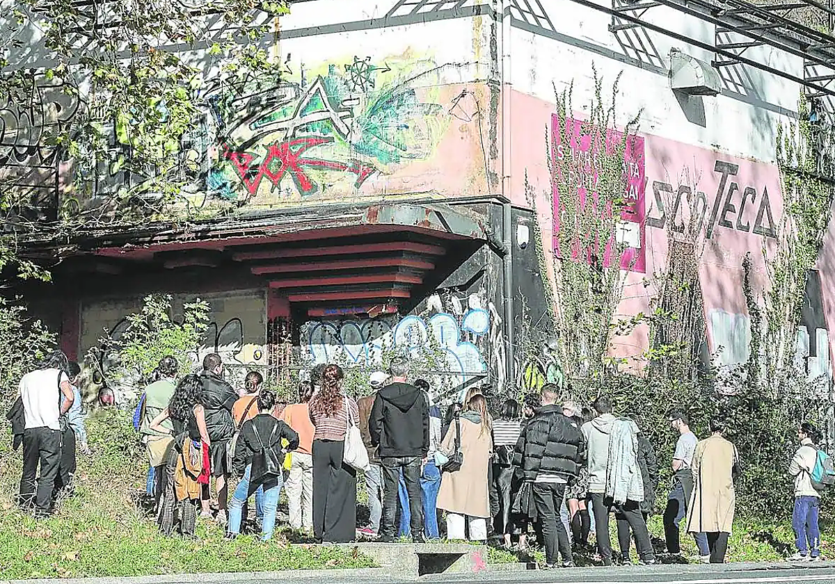 Los asistentes a la ruta, fuera de lo que queda de la discoteca Jazzberri.