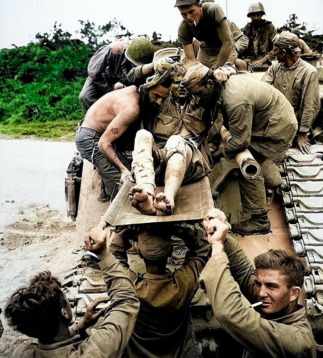 Soldados estadounidenses socorriendo a un compañero herido durante la batalla de Okinawa.