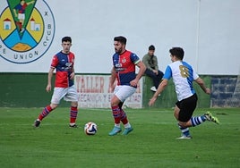 'Jonfi' controla un balón durante un partido del Sodupe.