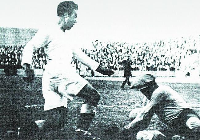 'El Negro', con la camiseta madridista, acosa a un portero rival.
