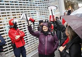 Manifestación en la Gran Vía, de Bilbao, en la que se han congregado unas 500 personas