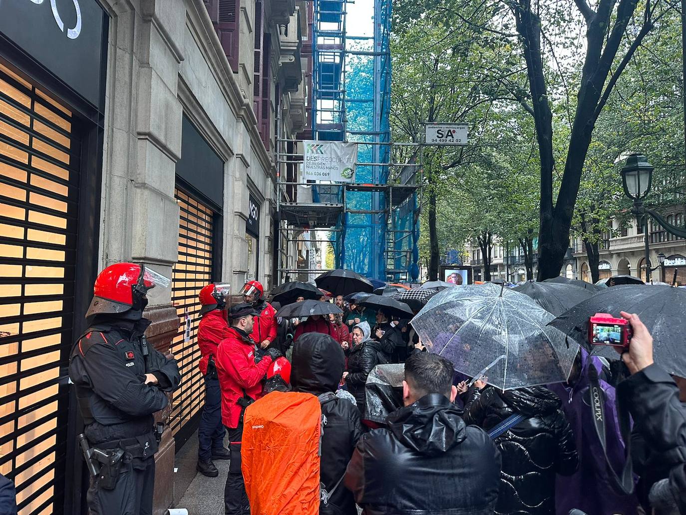 Los antidisturbios han tenido que proteger una de las tiendas de Mango en la Gran Vía