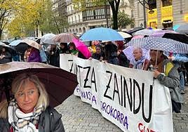 Los manifestantes, frente al Palacio Foral, donde se ha realizado una cacerolada.