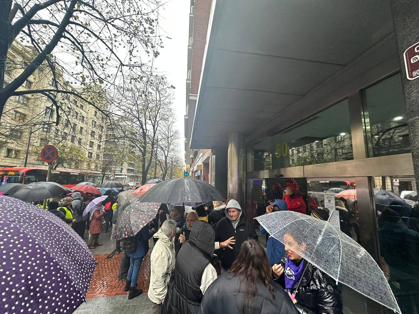 Piquetes a la entrada de la sede de Confebask en Bilbao