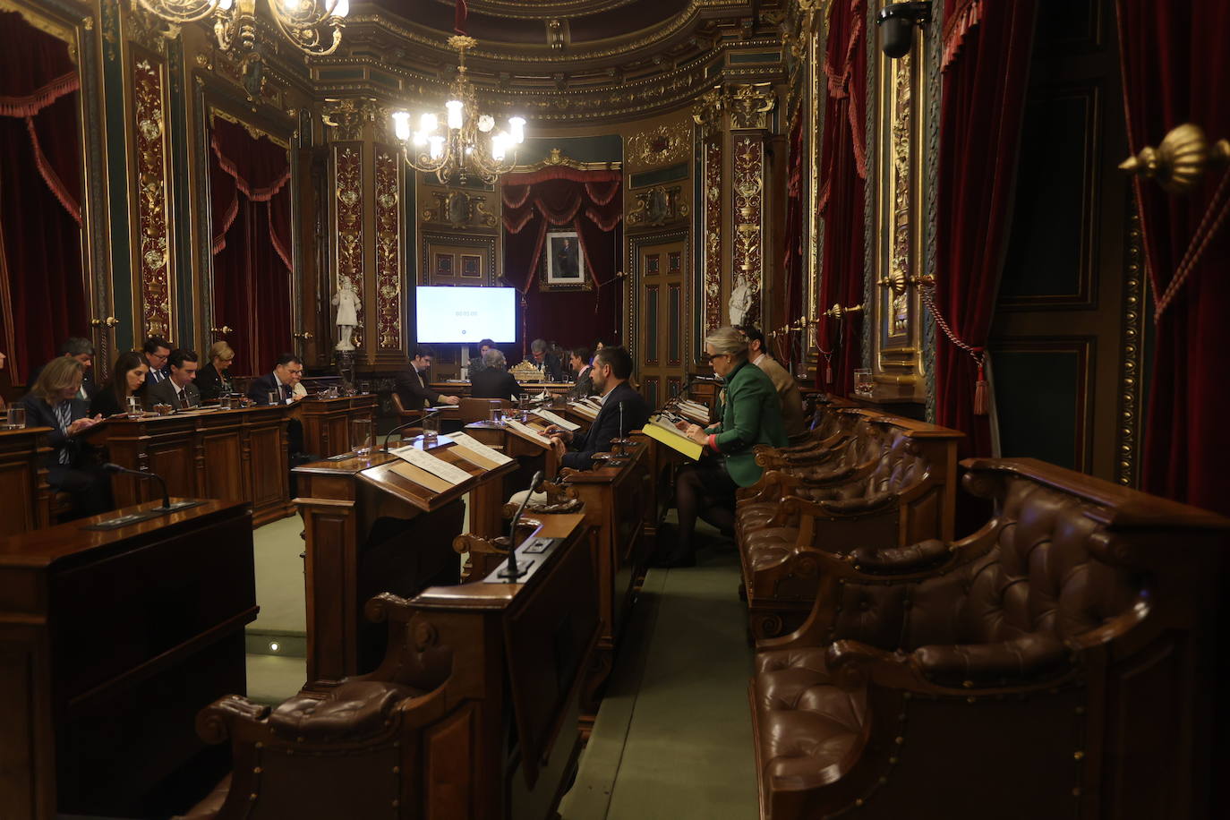 La bancada de la oposición en el Ayuntamiento de Bilbao prácticamente vacía porque concejales de EH Bildu y Elkarrekin Podemos han secundado la huelga.