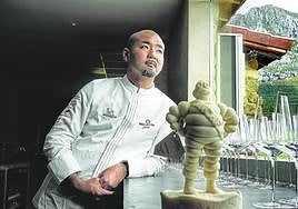 Tetsuro Maeda posa en la cocina de su restaurante en Axpe junto al premio que recibió el martes en Barcelona.