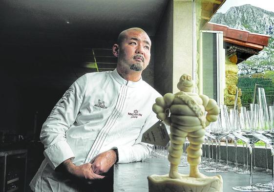 Tetsuro Maeda posa en la cocina de su restaurante en Axpe junto al premio que recibió el martes en Barcelona.