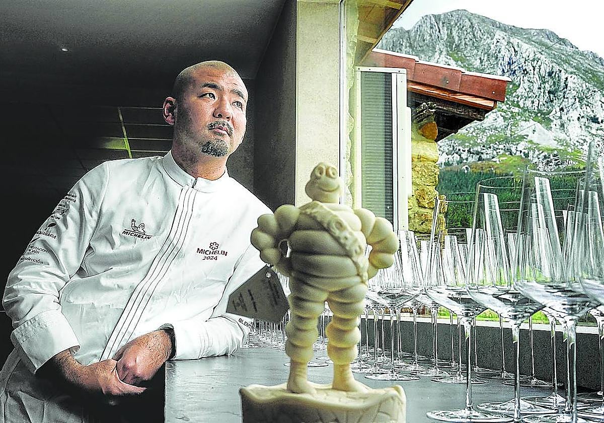 Tetsuro Maeda posa en la cocina de su restaurante en Axpe junto al premio que recibió el martes en Barcelona.