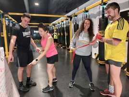 Desirée Gabarra y Bryan da Silva junto a dos 'fitboxer' antes de una clase.