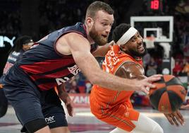 Matt Costello intenta arrebatarle el balón al valencianista Brandon Davies en el duelo de la ACB que ambos jugaron en Vitoria el mes pasado.