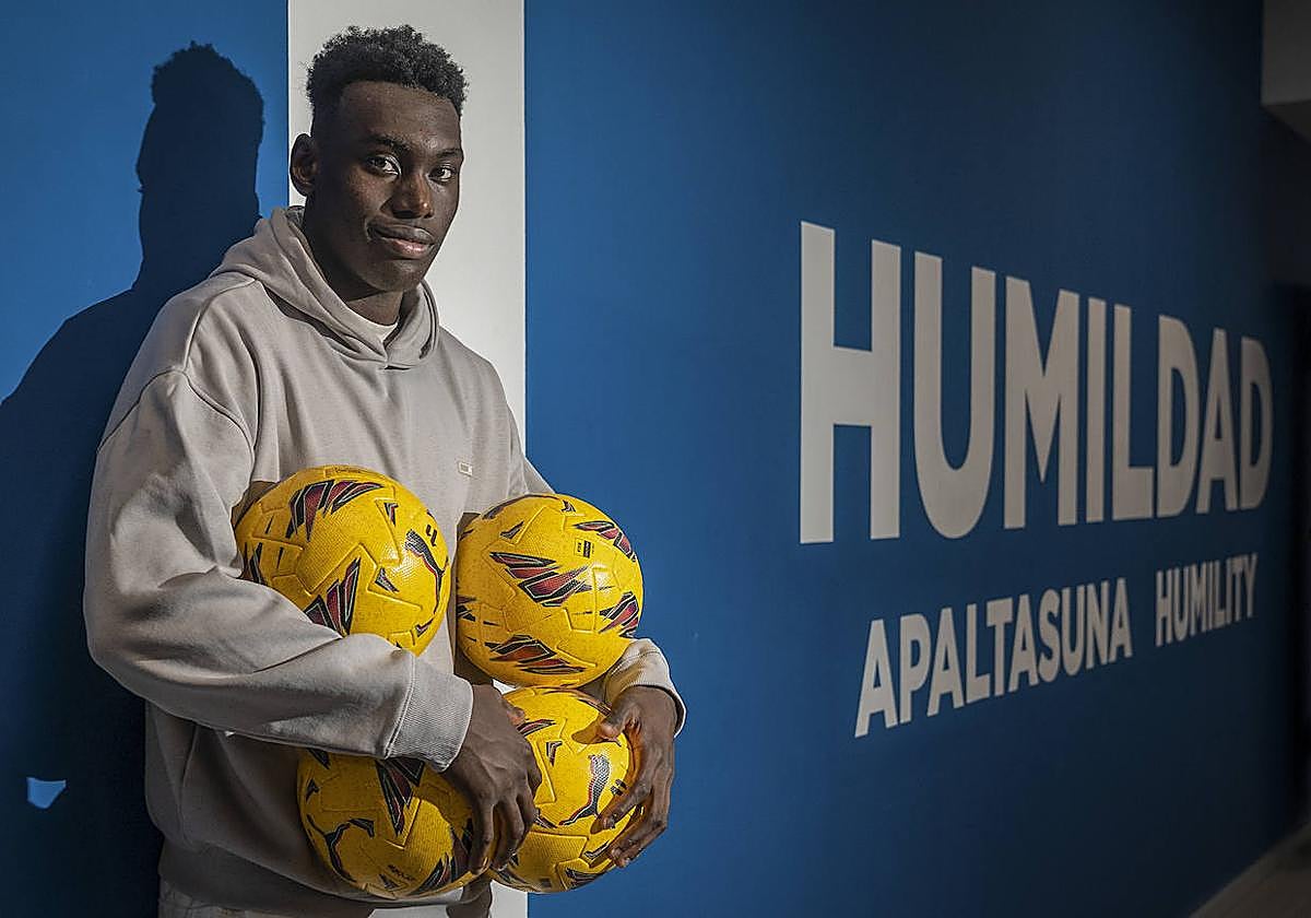 Samu Omorodion posa en el pasillo de los vestuarios de Ibaia.