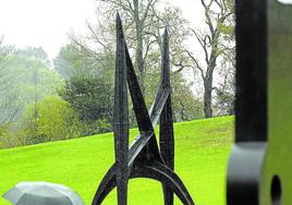 La monumental escultura 'Morning cobweb' de Alexander Calder, en la campa de Chillida Leku.