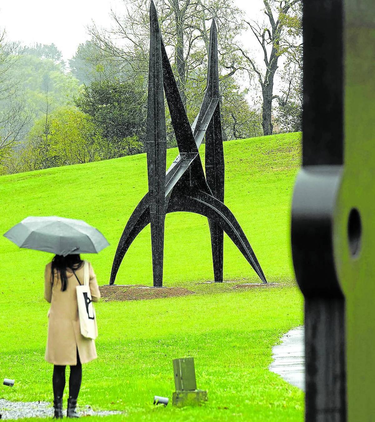 La monumental escultura 'Morning cobweb' de Alexander Calder, en la campa de Chillida Leku.