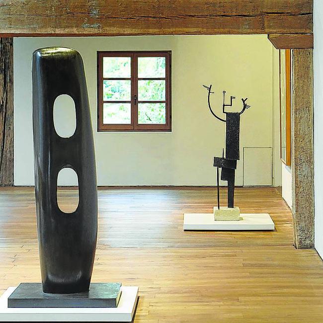 A la izquierda, 'Figure (Walnut)' de Barbara Hepworth, la única firma femenina de la exposición. Al fondo, 'Daphné' de Julio González.