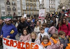 Concentración de Ampas alavesas contra la mala calidad de los menús escolares.