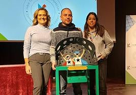 La alcaldesa, Amaia del Campo, con Carlos Rico, creador de la rana, y Débora Martín, de La Cuadri del Hospi.