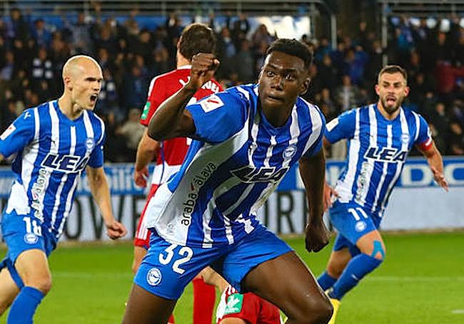 Samu celebra el primer gol del Alavés ante el Granada.