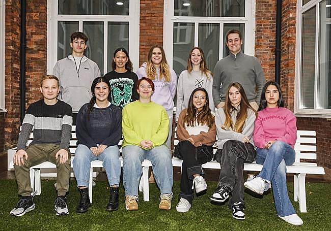 Sentados, de izquierda a derecha: Andoni Lasaga, Kattalin Mugaguren, Carla Álvarez, Paulina Elizabeth Sáenz, Aitziber Gallo y María Camila Sansegundo. De pie, de izquierda a derecha: Borja Irazola, Ana María Ospina, Paula Carrascosa, Raquel Iraola y Jon Oquiñena.