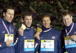 Klete Keller (izquierda) junto al mítico Michael Phelps y otros dos compañeros con los que cosechó éxitos deportivos en los primeros años de este siglo.
