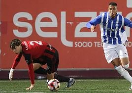 Lander Arenal, del Arenas, frente al bigoleador Sannadi.