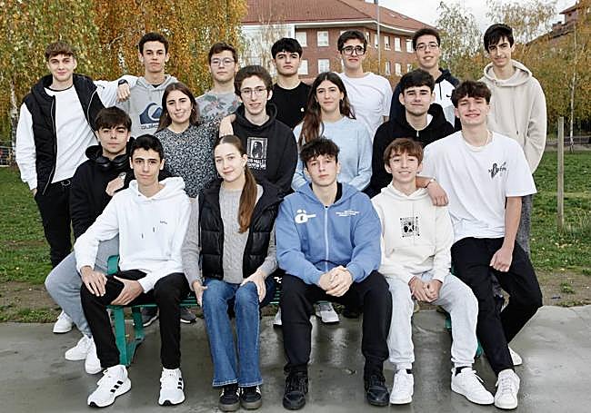 De izquierda a derecha. Sentados: Álex Alonso, Nahia Mayo, Ander Flores y Aritz Moreno. En el medio: Ibai Amurrio, Aiala Gil, Rafa Olloki, Iara Aguado, Ander Martínez y Dani Herrero. Detrás: Cristian Stoica, Unai Vázquez, Asier Artacho, Iker Asteguieta, Javier Elvira, Mikel Ortiz de Mendibil y Unai Iñíguez de Onsoño.