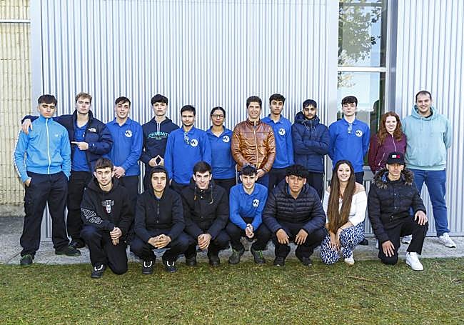 De izquierda a derecha. Arriba: Liher Bercedo Ruiz, Asier Clemente Santamaría, Julen Martínez Peños, Mikel Aldeano García, Erlantz Alonso Misael, Rossibel Rosa Tavarez, Marcos Castellanos Orive, Ali Shahzaib, Kerman Sánchez Casas, Uxue Llanos Manso y Ander Cuesta Ruiz de Arcaute. Abajo: Yeray Reinoso Pérez, Ali Taabate Said, Guzmán Grecco Hitateguy, Aimar Ruiz de Galarreta Álvarez, Imanol Gonzales Ríos, Marina López de Luzuriaga Soleto y Karim Salhi.