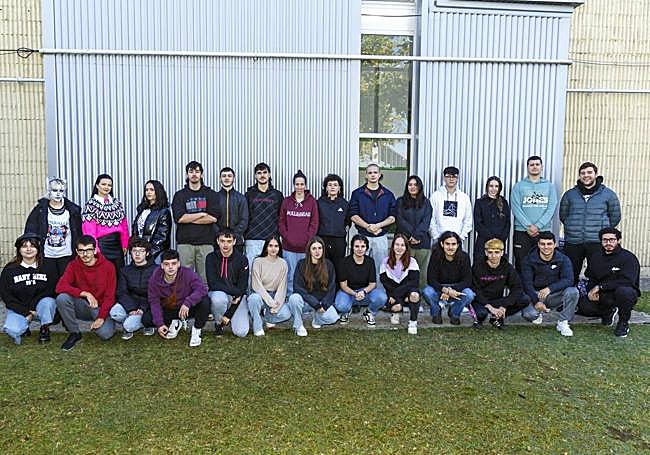 De izquierda a derecha. Arriba: Sam Iturriza Ortiz, Thais Moaran Mesquita Costa, Janire Fernández Duque, Iker Uriondo Ruiz, Aner Gauna Martín, Ion López Rubio, June Diez Gallastegui, Nahia Aguirrebengoa Apaolaza, Lander Linaza San Martín, Paula Alcoba Carrascal, Gabriel Isusi Jiménez, Ihart Bayer Perez, Aitor García de Blas Izquierdo y Teo Catalin Ionut Stefanescu. Abajo: María Joao Mota Mendes, Aitor Martín Sánchez, Héctor Domínguez Alfageme, Jonathan Torres Martín, Ian Crespo Pedraza, Garazi Sáez de Vicuña Díaz de Garayo, Ane Martínez Jiménez, Aintzane Ortiz Simal, Uxue Gómez Saiz-Maza, Asier Alberdi González, Pettan Belda Xurio, Mustapha Boudis Sebaa y Diego Andrés Gutiérrez Leiva.