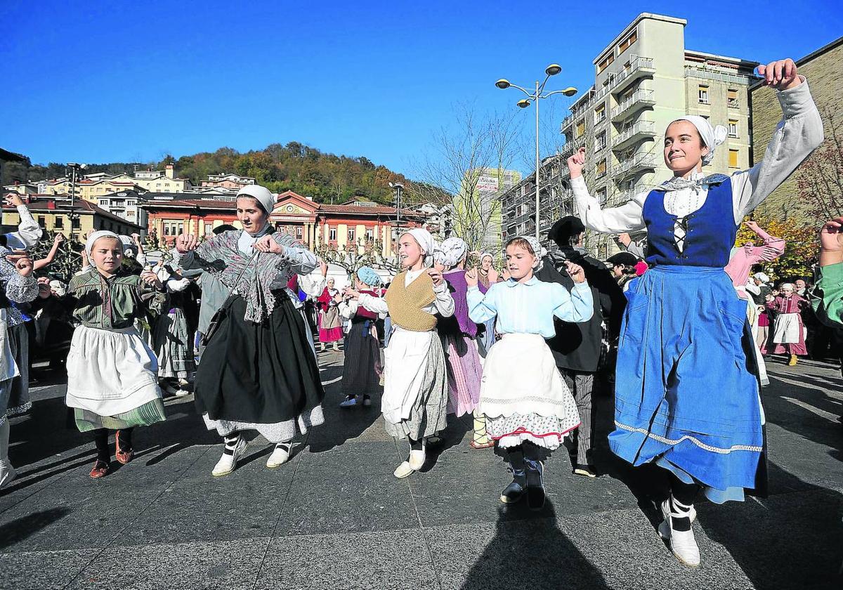 Dantzaris de diferentes edades y procedencias celebrarán hoy Plazara Dantzara.