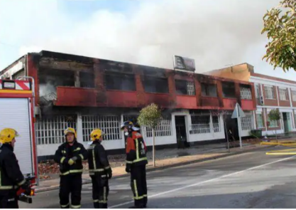 Fuego en la nave de Calzados Roal.
