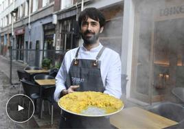 El chef Iñigo Ramos del Teike de Balmaseda sostiene la tortilla con la que han ganado la Bizkaiko Tortilla Kopa.