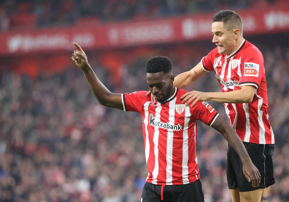 Ander Herrera felicita a Iñaki Williams por su séptimo gol en Liga.